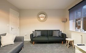 Stradbroke House - 5 Bed Townhouse, Sleeps 11, Great For Group Stays & Workers, Free Parking & Netflix - Hosted By Stay Host Save